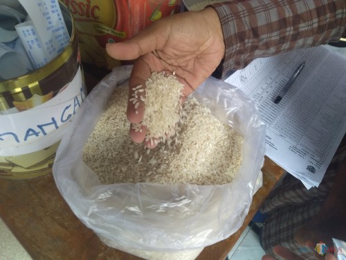Kondisi beras BPNT saat dibagikan kepada KPM di Desa Kademangan, Kecamatan Mojoagung. (Foto : Adi Rosul / JombangTIMES)