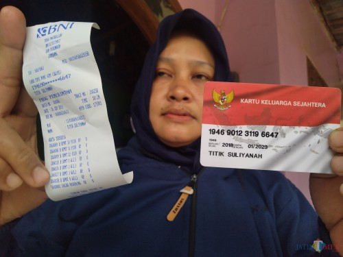 Salah satu KPM di Mojoagung, Jombang saat menunjukkan bukti print out dengan saldo nol rupiah. (Foto : Adi Rosul/JombangTIMES)