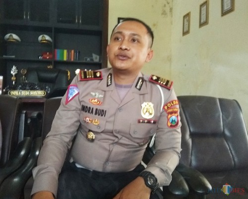 Kasatlantas Polres Kediri Kota AKP Indra Budi Wibowo saat ditemui diruang kerjanya. (eko Arif s /JatimTimes)