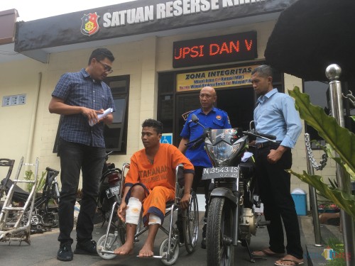 Tersangka Ribut Sugeng Raharjo (dua dari kiri) saat diintrogasi polisi ketika sesi rilis di halaman Satreskrim Polres Malang (Foto : Ashaq Lupito / MalangTIMES)