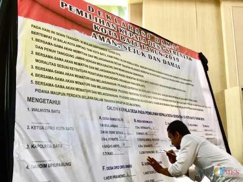 Salah satu calon kepala desa saat menandatangani deklarasi dama di Graha Pancasil, Balai Kota Among Tani, Senin (30/9/2019). (Foto: Irsya Richa/MalangTIMES)