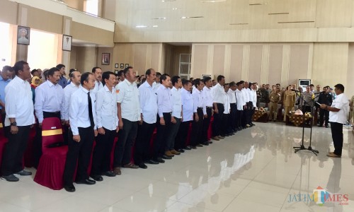 38 calon kepala desa saat mengucap deklarasi damai di Graha Pancasila, Balai Kota Among Tani, Senin (30/9/2019). (Foto: Irsya Richa/MalangTIMES)