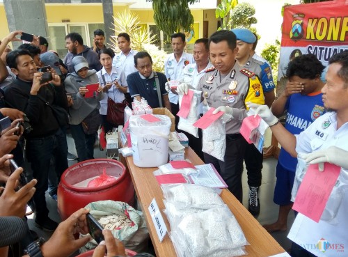 Kapolres Kediri AKBP Roni Faisal saat menggelar press rilis pengungkapan home industri pil dobel L. (eko Arif s /JatimTimes)