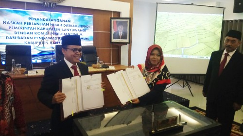 Bupati Banyuwangi Abdullah Azwar Anas bersama Ketua KPU Banyuwangi Dwi Anggraeni menunjukkan NPHD yang sudah ditandatangani bersama
