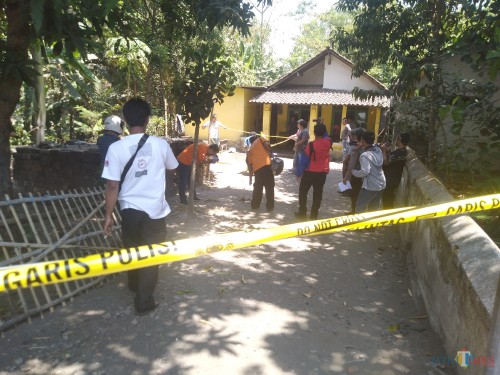 Proses olah TKP di sebuah rumah yang berdekatan dengan lokasi penemuan mayat. (Foto : Adi Rosul / JombangTIMES)