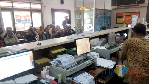 Warga saat antri mengurus mengurus pajak kendaraannya di Samsat Jember Barat (foto : Moh. Ali Makrus / Jatim TIMES)