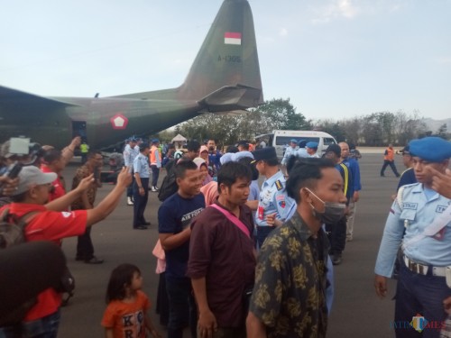Para perantau asal Jatim yang pulamg dari Wamena (Anggara Sudiongko/ MalangTIMES)
