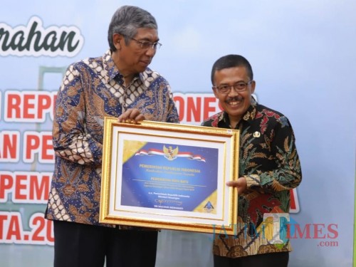 Wakil Menteri Keuangan RI, Mardiasmo saat menyerahkan penghargaan WTP kepada Wakil Wali Kota Batu Punjul Santoso di Gedung Negara Grahadi Surabaya. di Gedung Negara Grahadi, Surabaya (2/10/2019).