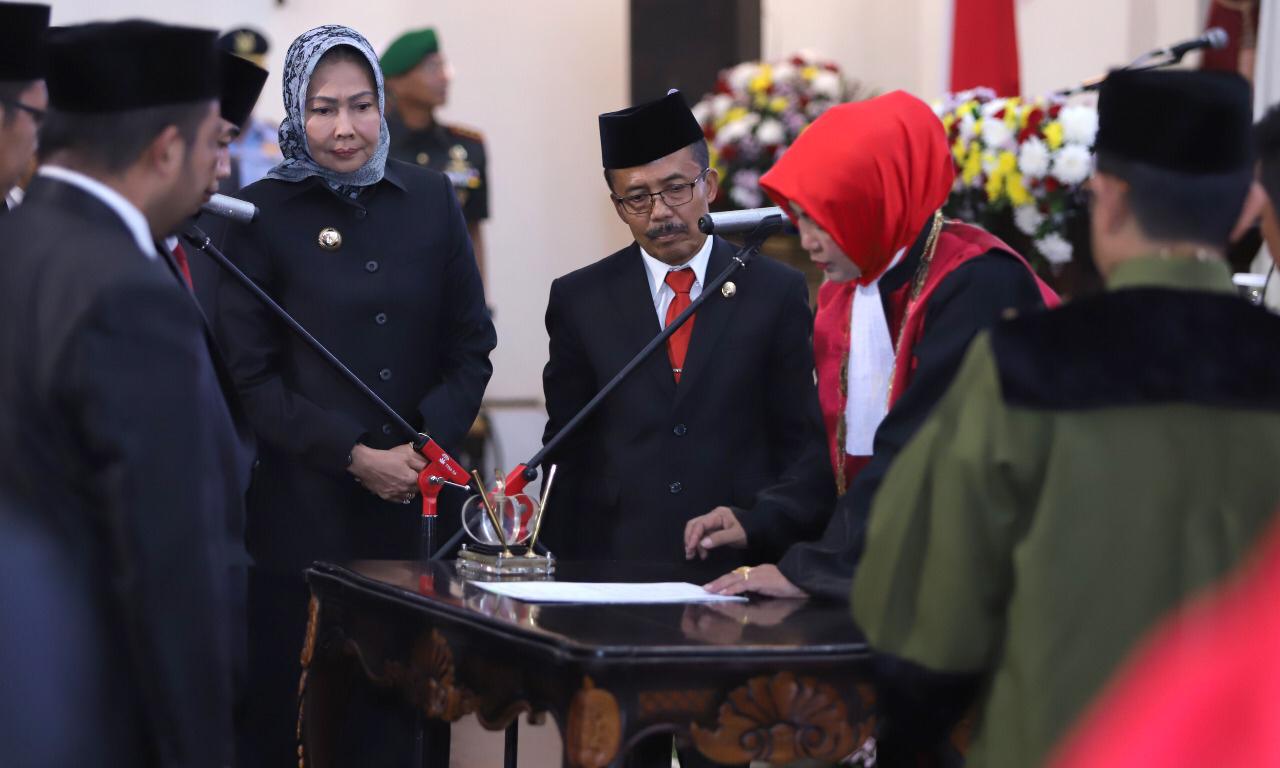 Wali Kota batu Dewanti Rumpoko bersama Wakil Wali Kota Batu Punjul Santoso saat menyaksikan penandatanganan serah terima jabatan DPRD Kota Batu.