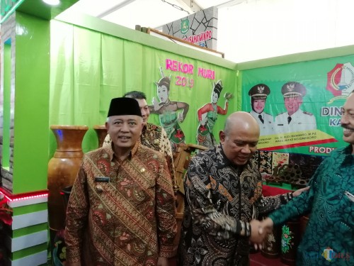 Bupati Malang Sanusi (kiri) saat berada dalam sebuah acara (Nana)