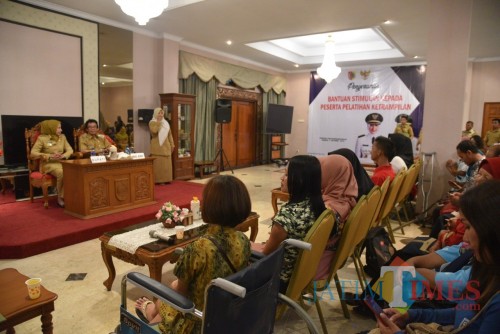 Bupati dan Wakil Bupati Jember saat mengumpulkan kelompok Minoritas dan Disabilitas untuk mendapatkan bantuan stimulan dari Pemkab Jember (foto : Mutia / Jatim TIMES)