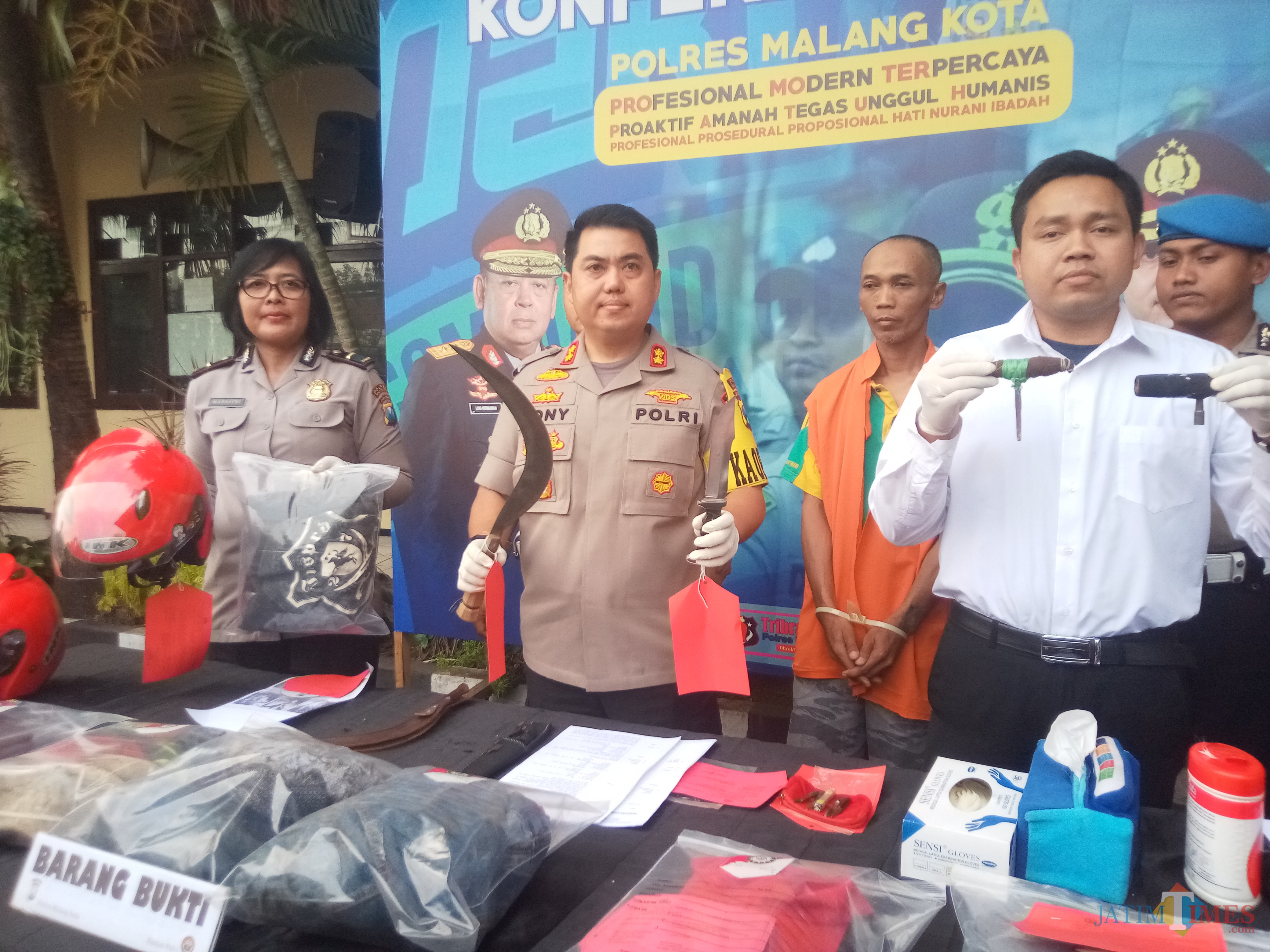 Polisi saat menunjukan sajam yang digunakan untuk melawan petugas saat akan ditangkap (Anggara Sudiongko/MalangTIMES)