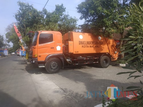 Salah satu armada pengangkut sampah milik DLH Kota Malang (Hendra Saputra)