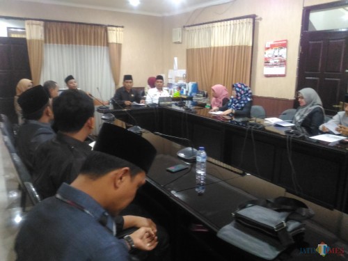 Proses pemilihan Ketua Komisi A, DPRD Lumajang (Foto : Moch. R. Abdul Fatah / Jatim TIMES)