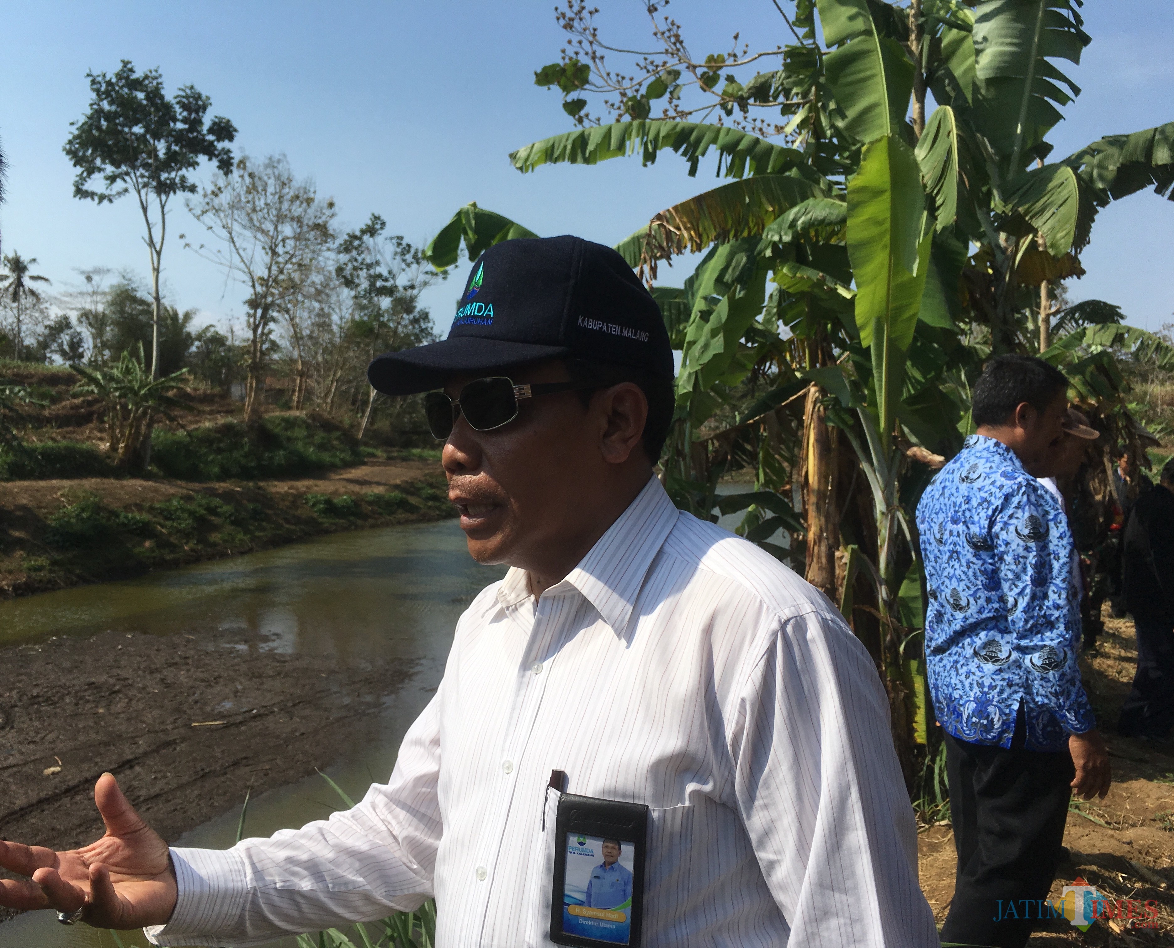 Direktur Utama Perumda Tirta Kanjuruhan Kabupaten Malang, Syamsul Hadi saat meninjau lokasi sumber air yang dapat digunakan untuk memasok kebutuhan air bersih di Malang Raya (Foto : Ashaq Lupito / MalangTIMES)
