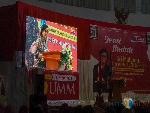 Menteri Keuangan RI, Sri Mulyani, saat Orasi Ilmiah di Dome UMM. (Foto: Imarotul Izzah/MalangTIMES)