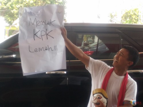 Inilah aksi Mahrus Ali, seniman tari topeng Lumajang (Foto : Moch. R. Abdul Fatah / Jatim TIMES)