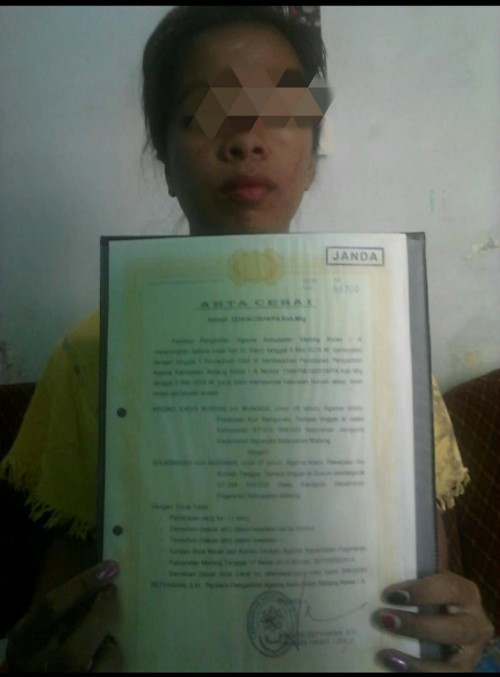 Sulasmiasih Saat menunjukkan surat cerai / Foto : Istimewa / Tulungagung TIMES