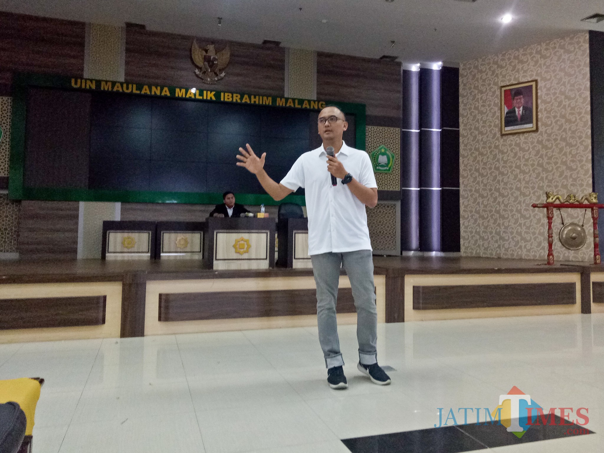 Dimas Oky Nugroho saat mengisi Seminar Nasional Kepemudaan di UIN Malang. (Foto: Imarotul Izzah/MalangTIMES)