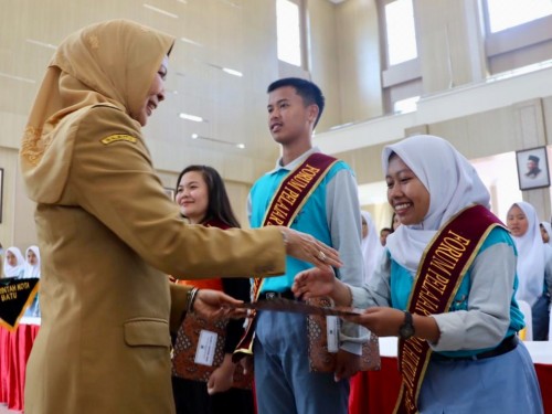 Wali Kota Batu Dewanti Rumpoko saat bersalaman dengan salah satu pelajar forum pelajar sadar hukum di Graha Pancasila, Balai Kota Among Tani, Senin (14/10/2019). (Foto: istimewa)