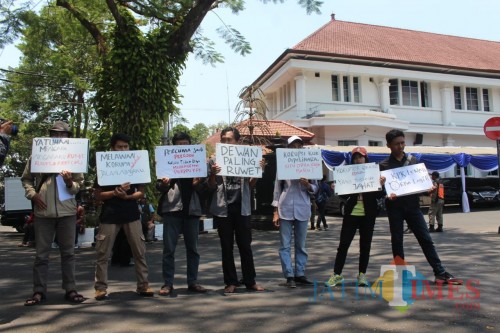 Aksi demonstrasi MCW menuntut Presiden Jokowi terbitkan perppu di Balai Kota Malang, Senin (14/10). (Arifina Cahyanti Firdausi/MalangTIMES)