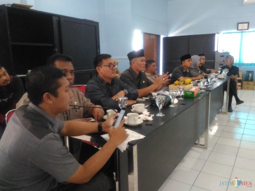 Anggota Komisi C DPRD Lumajang ketika berdialog dengan Dishub Lumajang (Foto : Moch. R. Abdul Fatah / Jatim TIMES)