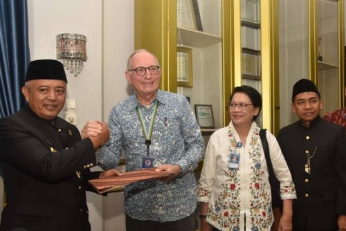 Bupati Malang Sanusi (kiri) bersama William Parente, chief of Party USAID IUWASH PLUS, setelah penandatangan kerja sama dalam air bersih dan sanitasi. (Humas Pemkab Malang)