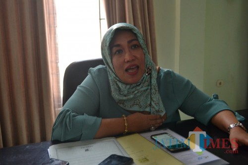 Ketua Komisi D DPRD Jombang, Erna Kuswati saat diwawancarai. (Foto : Adi Rosul / JombangTIMES)