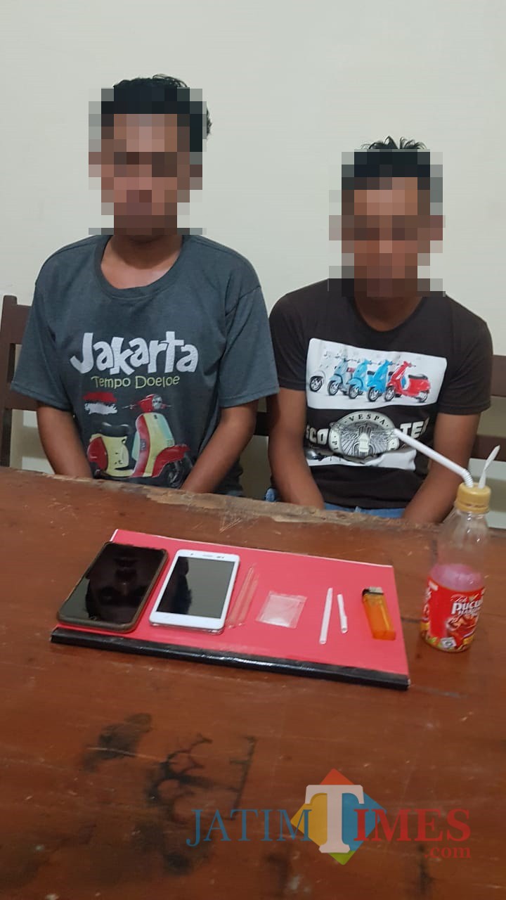 Dua tersangka beserta barang bukti sabu saat diamankan polisi (Foto : Humas Polres Malang for MalangTIMES)