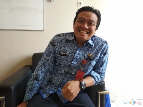 Plt Kepala Dinas Kominfo Kabupaten Kediri Krisna Setiawan saat memberikan keterangan di ruang kerjanya. (eko Arif s /JatimTimes)
