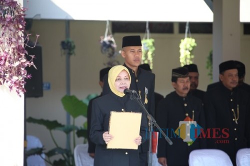 Bupati Kediri Hj Haryanti Sutrisno bertindak sebagai inspektur upacara. (ist)