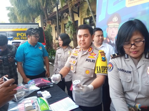 Kapolres Malang Kota AKBP Dony Alexander SIK, MH, saat menunjukan barang bukti tulang dari janin yang ditemukan petugas di lokasi penguburan bayi di Pasuruan (Anggara Sudiongko/MalangTIMES)