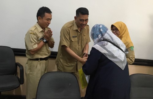 Plt Dirut RSUD Bangil menyalami istri pasien yang meninggal.