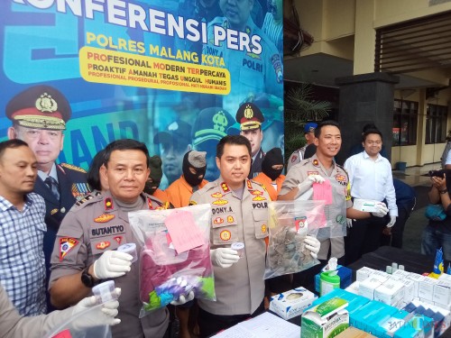 Kapolres Malang Kota, AKBP Dony Alexander SIK, MH, (tengah), saat menunjukan barang bukti dalam rilis di Polres Malang Kota (Anggara Sudiongko/MalangTIMES)