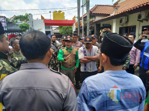 Puluhan anggota Banser saat di Mapolres Tulungagung. / Foto : Anang Basso / Tulungagung TIMES