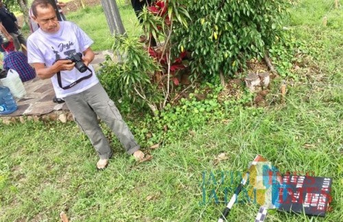 Petugas saat memeriksan adanya temuan benda purbakala di Kelurahan Songgokerto, Kecamatan Batu. (Foto: Irsya Richa/MalangTIMES)