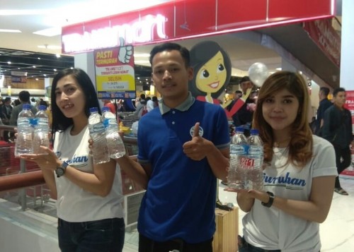 Para SPG air minum Tirta Kanjuruhan saat promosikan produknya di beberapa distributor yang ada di Malang. (Foto : Facebook Air Minum Tirta Kanjuruhan)