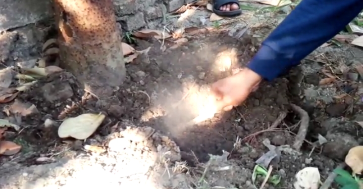 Gambar tangkapan layar video kondisi tanah yang keluarkan asap di Dusun Ngemplak, Desa Ngudirejo, Kecamatan Diwek, Jombang.
