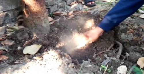 Gambar tangkapan layar video kondisi tanah yang keluarkan asap di Dusun Ngemplak, Desa Ngudirejo, Kecamatan Diwek, Jombang.