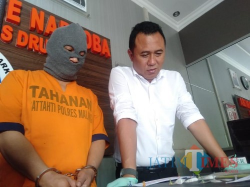 Tersangka Dian Pratitis saat digelandang polisi ke ruang penyidikan Satrekoba Polres Malang (Foto : Humas Polres Malang for MalangTIMES)