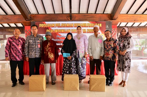 Wali Kota Batu Dewanti Rumpoko bersama Wakil Wali Kota Batu Pinjul Santoso usai memberikan bantuan kepada lansia di Rumah Dinas Wali Kota Batu, Jalan Panglima Sudirman, Kecamatan Batu, Selasa (15/10/2019).