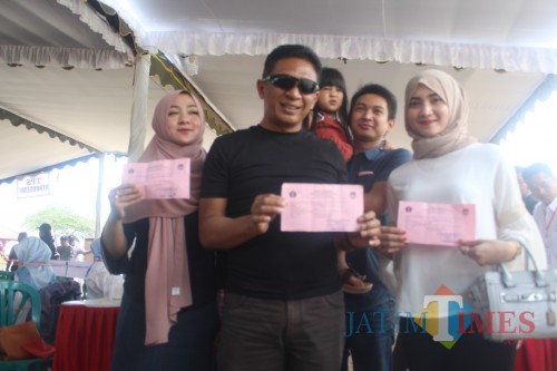Wabup Marhaeinis UW dan keluarga nyobolos Pilkades di TPS Desa Bendosewu.(Foto : Aunur Rofiq/BlitarTIMES)