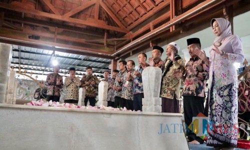 Wali Kota Batu Dewanti Rumpoko bersama Wakil Wali Kota Batu Punjul Santoso dan SOPD saat ziarah di Makam Mbah Batu, Selasa (15/10/2019).