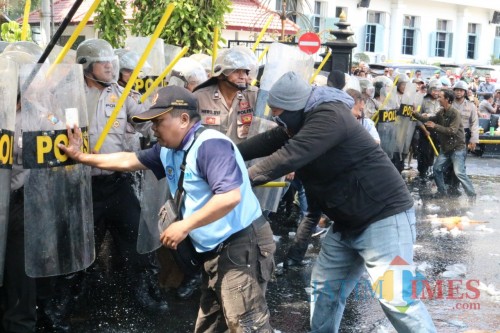 Jelang Pelantikan Presiden, Massa Rusuh, Polisi Tembakkan Water Canon