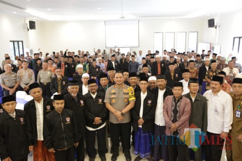 Ratusan tokoh agama saat menyampaikan deklarasi anti radikalisme dan terorisme serta dukungan terkait pelantikan presiden dan wakil presiden terpilih (Foto : Humas Polres Malang for MalangTIMES)