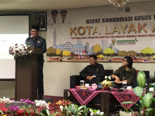 Wali Kota Malang Sofyan Edi Jarwoko (berdiri di podium) saat memberi sambutan pada kegiatan Optimalisasi Peningkatan Status Kota Layak Anak (Humas Pemkot Malang for MalangTIMES).