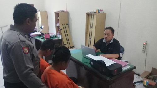 Pasutri muda yang membobol rumah tetangganya sedang diinterogasi petugas