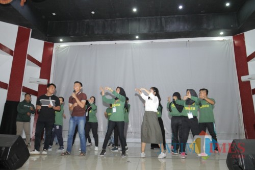Para mahasiswa Unikama saat tampil dalam kegiatan temu akrab yang diselenggarakan HMPS Akuntansi. (Unikama for MalangTIMES)
