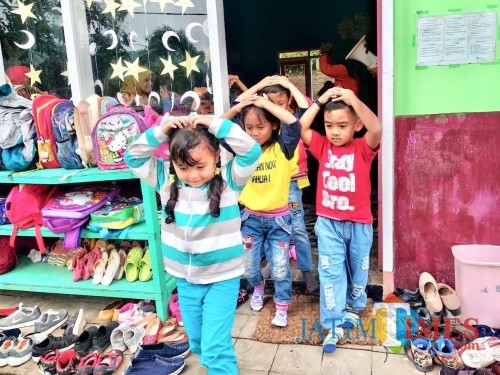 Para pelajar saat melakukan simulasi bencana di Desa Gunungsari, Kecamatan Bumiaji beberapa saat lalu. (Foto: Irsya Richa/MalangTIMES)