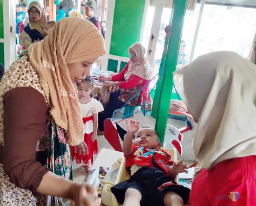 Suasana kegiatan penimbangan balita di Taman Posyandu Delima Kelurahan Madyopuro, Kecamatan Kedungkandang Kota Malang, Selasa (15/10) (Arifina Cahyanti Firdausi/MalangTIMES)